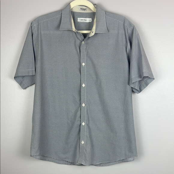 Calvin Klein Men's Gray Lightweight Casual Short Sleeve Shirt Size Large - Picture 2 of 10